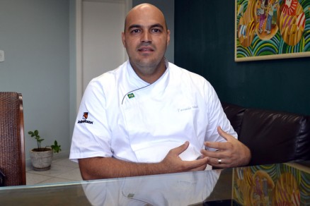 O chef Fernando Mack exibe mudas de baunilha descobertas em Chapada: sabor nico