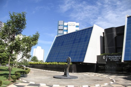 A fachada do Tribunal Regional do Trabalho, no Centro Poltico e Administrativo de Cuiab