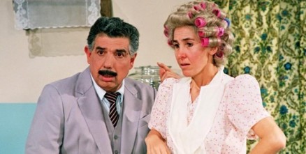 Os atores Rubn Aguirre e Florinda Meza em gravao de Chaves, no final dos anos 1980
