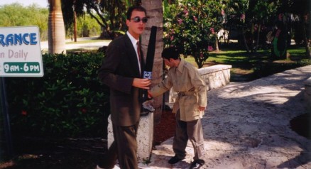 Rodolfo e ET em gravao de quadro em que acordavam famosos, na Flrida, em 2000