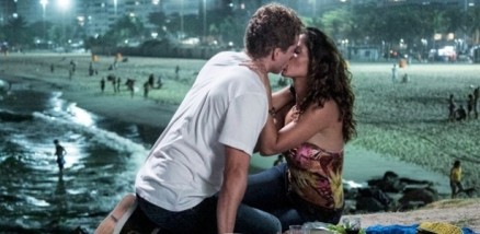 Vincius (Thiago Fragoso) e Regina (Camila Pitanga) se beijam pela primeira vez