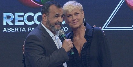 O bispo Marcelo Silva e Xuxa Meneghel na apresentao da loira na Record, em 5 de maro