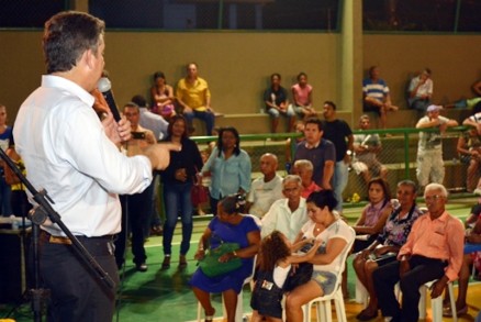 No total, foram entregues 175 ttulos a moradores de bairros