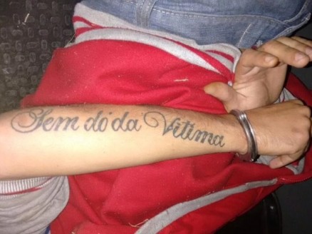 atuagem no brao do criminoso chamou ateno dos policiais