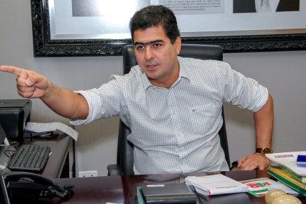 O candidato a prefeito de Cuiab, Emanuel Pinheiro, que usou redes sociais para rebater crticas de Wilson