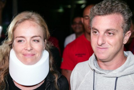 Anglica e Luciano Huck deixaram o Hospital Albert Einstein na noite de ontem (25)