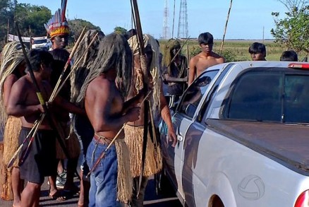 ndios bloqueiam rodovia estadual, no Noroeste de Mato Grossod, para cobrar pedgio