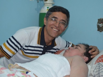 Adlio Bezerra sorri ao lado da esposa Glucia; 'Sei que ela vai voltar para mim um dia', diz 