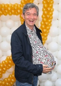 Pai de primeira viagem, Serginho faz graa improvisando uma barriga de 