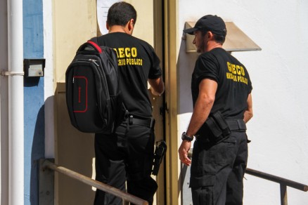 Agentes do Gaeco durante busca e apreenso em Cuiab