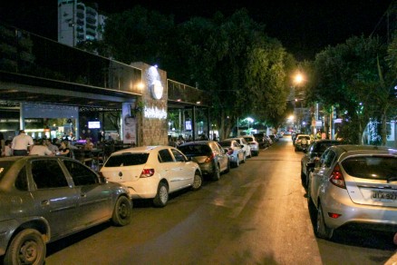 Com bares e restaurantes, Praa Popular  o 
