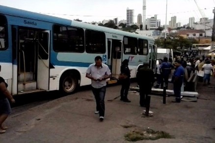 O veculo apenas parou ao atingir um ponto de nibus, onde estavam as vtimas