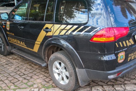 Cerca de 70 policiais federais cumprem 16 mandados judiciais