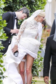 Nicky Hilton mostra demais durante casamento