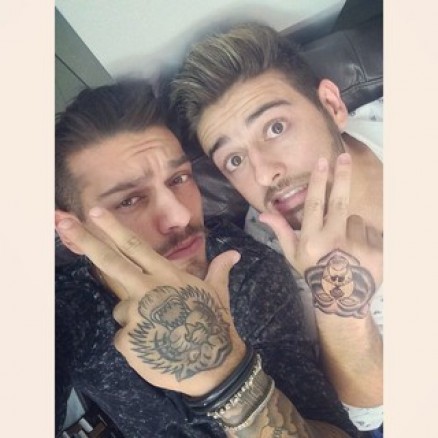 Leandro Lucco mostra tatuagem de urso na mo e, Lucas, a de tigre