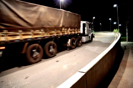 Caminho de 45 toneladas foi usado para testes no Viaduto da Sefaz 