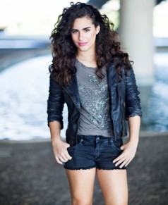 Lvia Arago estreou nas novelas globais em Flor do Caribe, em 2013