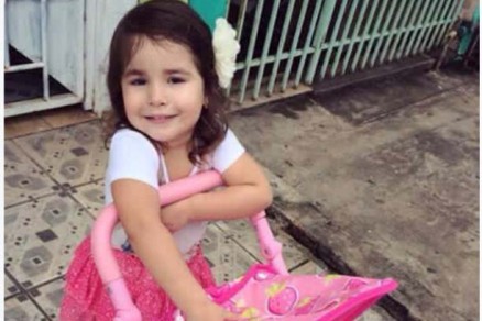 A pequena Maria Eduarda Sandoval, de trs anos, est internada h 20 dias no Hospital Santa Casa de Misericrdia