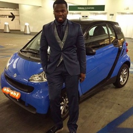 50 Cent posa com carro 