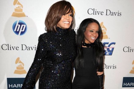Withney Houston, morta em 2012, e a filha Bobbi Kristina, que morreu no ltimo domingo (26)