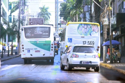 A partir desta sexta-feira (31),  considerado infrao gravssima trafegar pelo corredor de nibus, nos horrios exclusivos