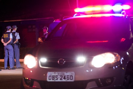 A Polcia Militar foi acionada e encontrou o irmo do suspeito inconsciente, cado no meio da rua