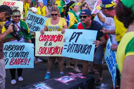 Vestidos de verde e amarelo, manifestantes foram s ruas na Capital protestar contra a corrupo no pas