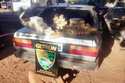 Homem de 23 anos foi preso aps Gefron encontrar 40 tabletes de drogas escondida em carro