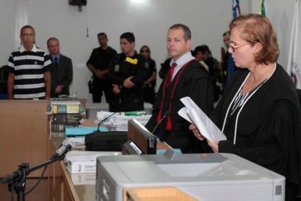 A juza Mnica Perri l a sentena: Joo Arcanjo Ribeiro  condenado a 44 anos e dois meses de priso por duplo assassinato