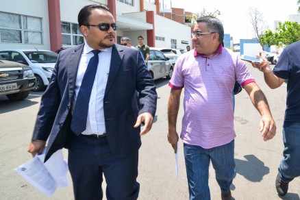 O advogado Victor Alpio (esq.) e seu cliente, Silvio Csar, ru na Sodoma