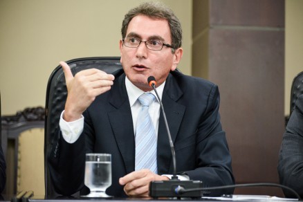 O ex-secretrio Pedro Nadaf, ao chegar  Assmbleia para depor na CPI da Copa na Assembleia Legilsativa 