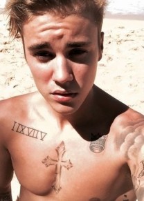 Justin Bieber estava em Bora Bora, Polinsia Francesa, quando fotgrafos fizeram fotos dele bem  vontade