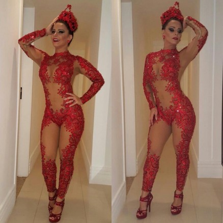 A atriz Viviane Arajo escolheu um figurino sexy para cair no samba 