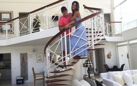 Mayra Cardi posa com o marido, Greto Guariz, na sala da casa no Guaruj, em So Paulo