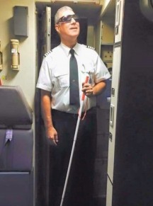 Piloto de avio cria polmica ao usar fantasia de cego para o Halloween