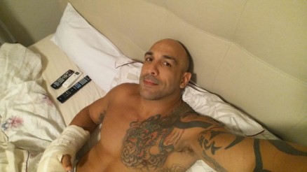 Rodrigo Riscado se recuperando em casa nesta segunda-feira, 9