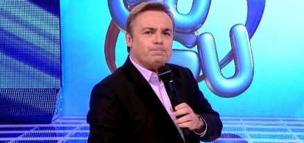   Gugu Liberato no cenrio de seu programa na Record, produzido em sua produtora, a GGP