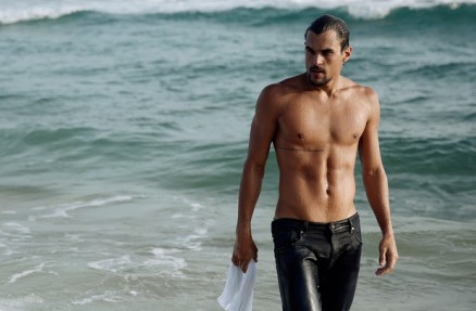 Felipe Roque posa para o EGO na praia de Grumari, na Zona Oeste do Rio