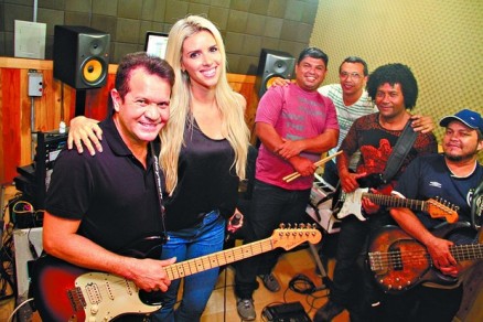 Ximbinha com Thbata Mendes: banda XCalypso