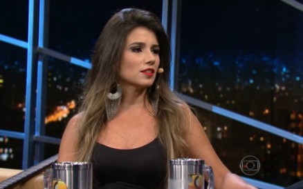 Paula Fernandes nega ter tirado costela: 