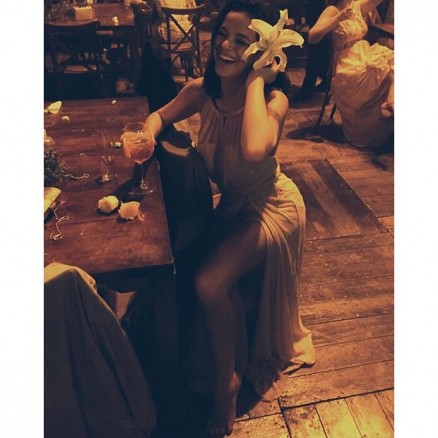 Bruna Marquezine publicou em sua pgina no Instagram um momento bastante descontrado da noite