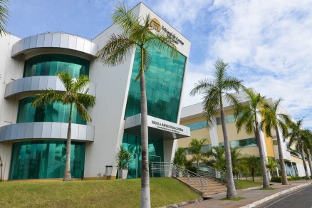 TCE-MT cumpriu decis�o do TJMT, pois a Constitui��o Federal pro�be o uso de nome de pessoa viva em bens p�blicos