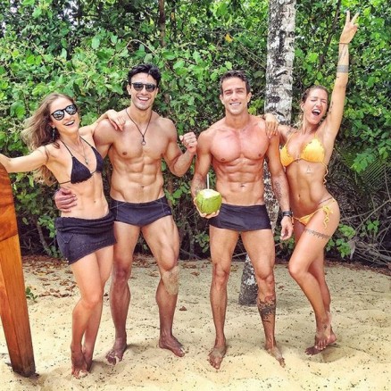 Gabriela Pugliesi e o namorado Erasmo Viana,  direita, posam com os amigos Renata Cardozo e Lucas Gil em Trancoso, na Bahia