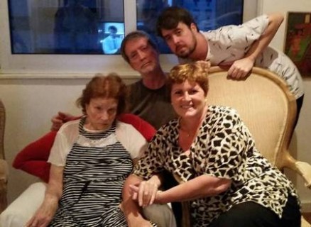 Tnia com seus familiares durante as comemoraes de fim de ano em sua casa, no Rio 