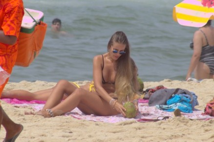 A atriz estava acompanhada por um amiga na Praia de Ipanema 