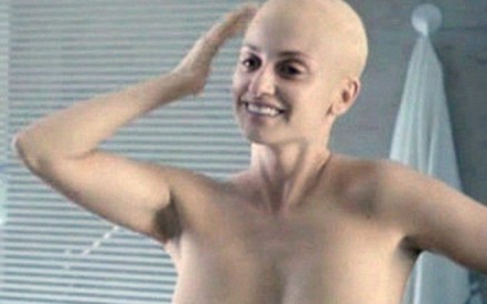 Penelope Cruz raspa o cabelo para papel em 