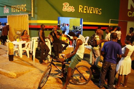 Bar Reveurs abre de sexta-feira a domingo, no Planalto, e alegra haitianos e africanos