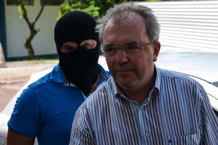 Agente do Gaeco e o ex-presidente do Intermat, Afonso Dalberto