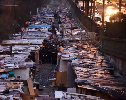 Polcia francesa desmantela maior 'favela' de Paris