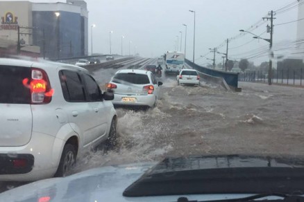 Viaduto da UFMT registra alagamentos durante chuvas fortes